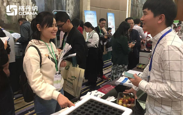 格丹納工程師現場與用戶、專業人士進行交流