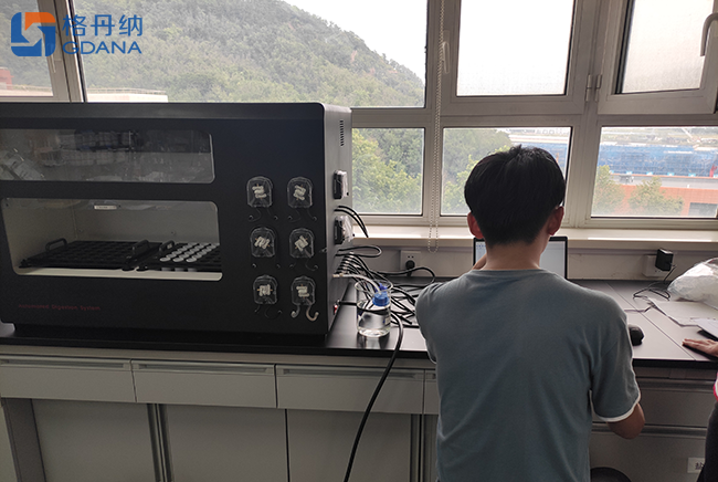 工程師對全自動石墨消解儀進行現場安裝