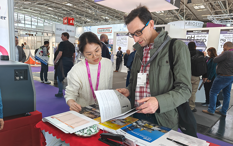 工作人員正在詳細(xì)介紹產(chǎn)品的原理性能 工作人員正在詳細(xì)介紹產(chǎn)品的原理性能