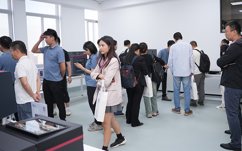 格丹納經(jīng)理為經(jīng)銷商介紹儀器 格丹納經(jīng)理為經(jīng)銷商介紹儀器